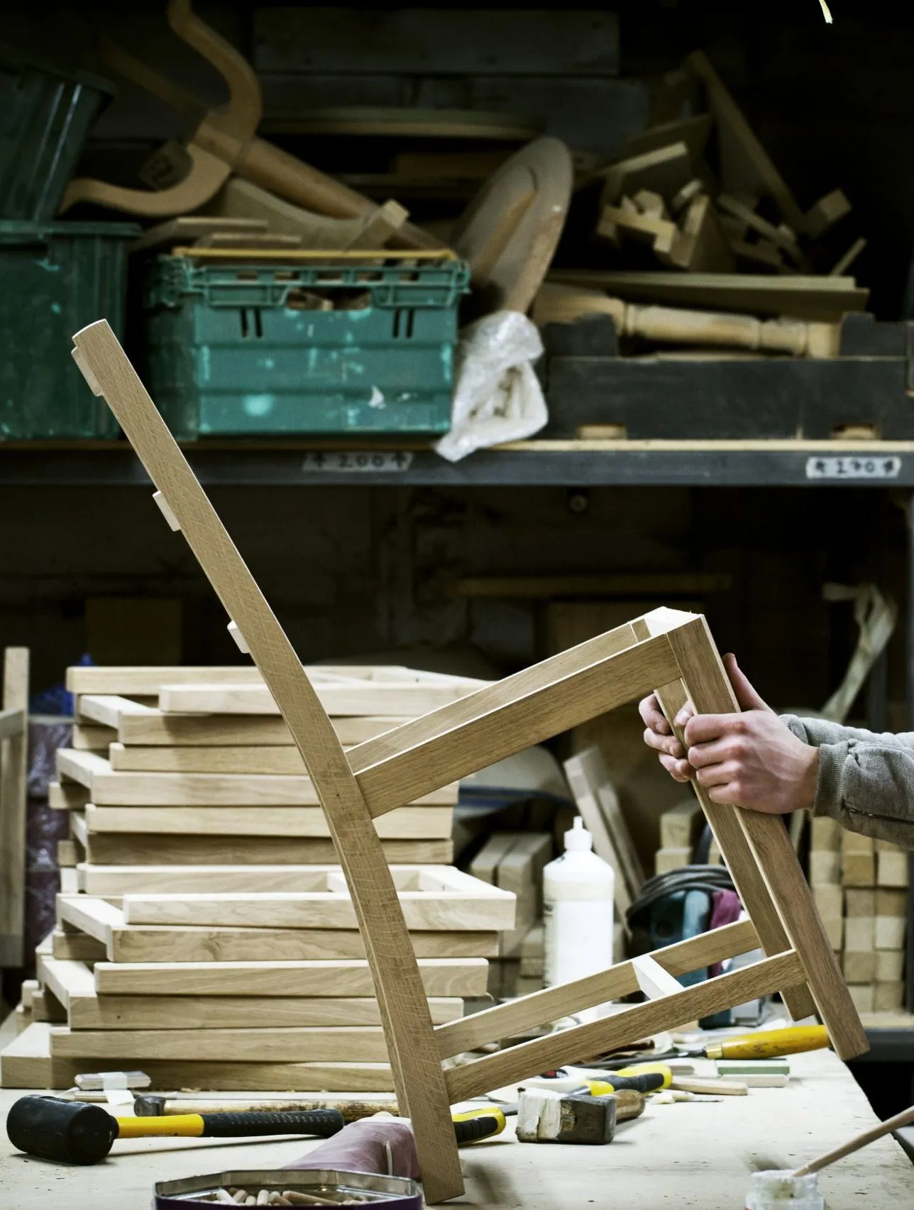 Artisan travaillant une pièce de bois dans un atelier de fabrication de meubles