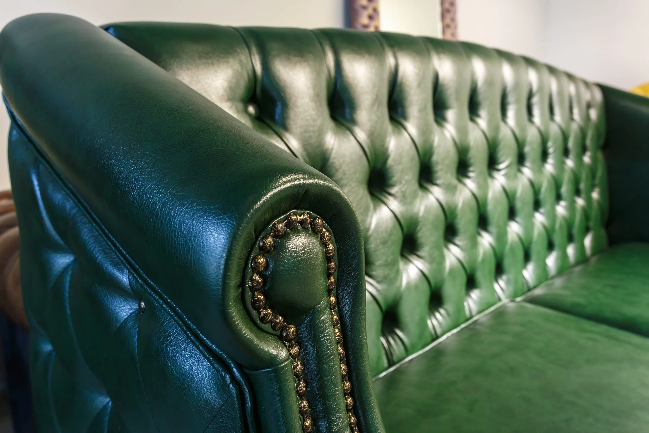 Gros plan sur un cuir capitonné de canapé Chesterfield
