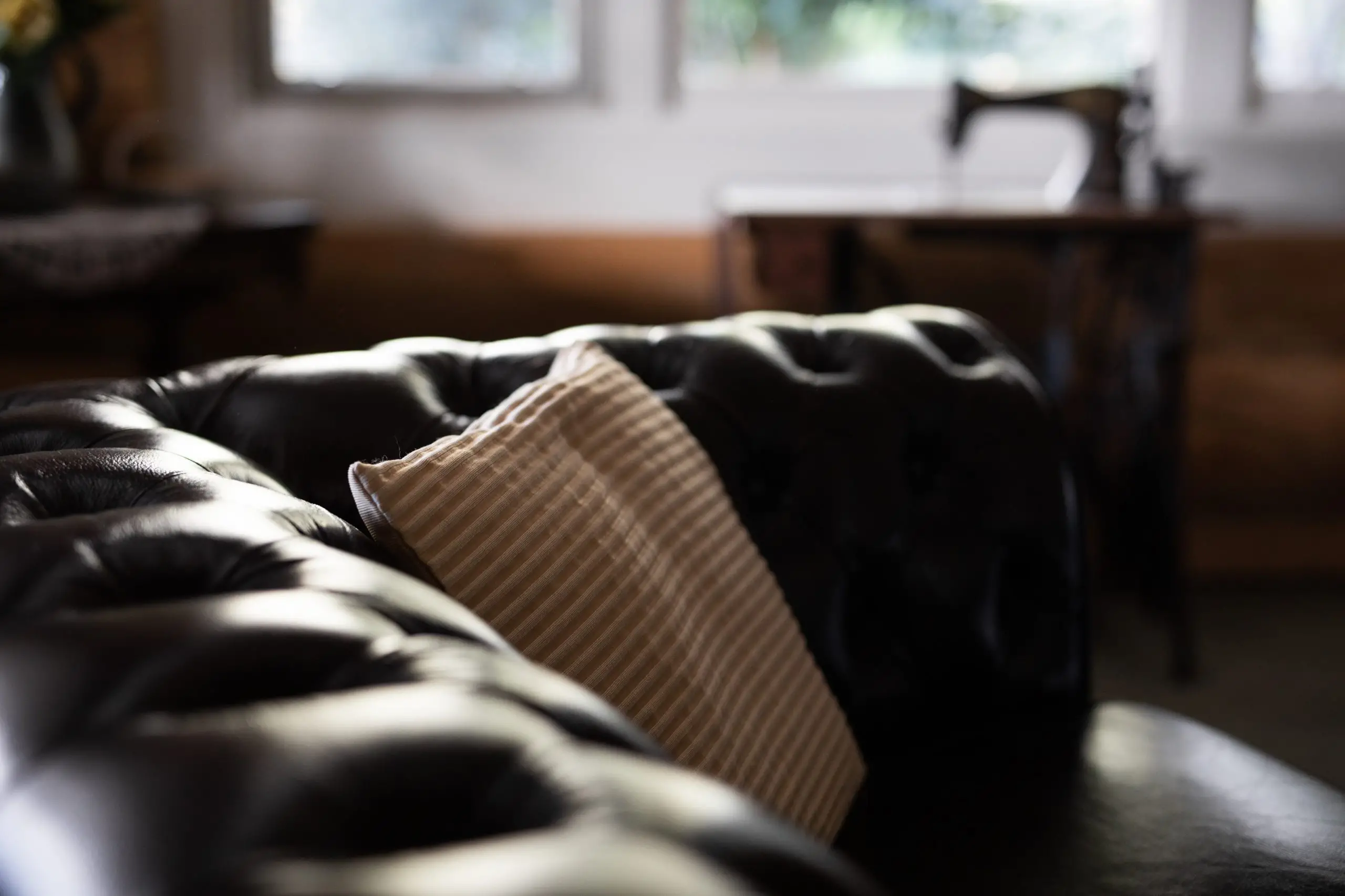 Canapé et fauteuils en cuir marron restaurés dans un salon