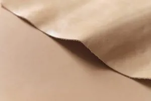 Canapé contemporain en cuir beige exposé dans un salon