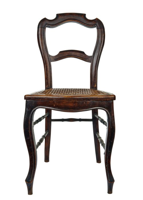 Chaise ancienne en bois sculpté à restaurer