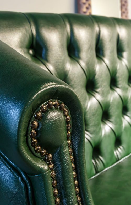 Gros plan sur un cuir capitonné de canapé Chesterfield
