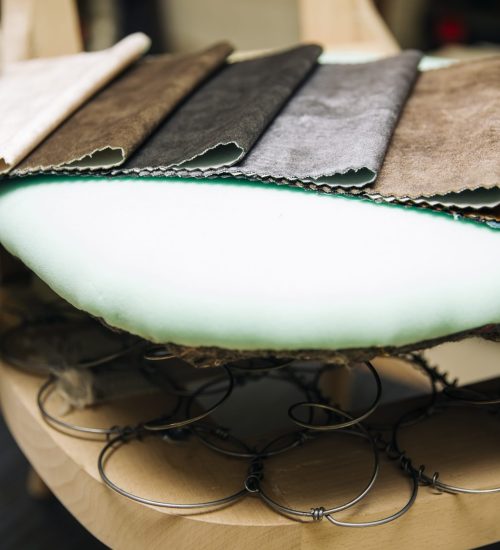 Chaise en cours de réfection dans un atelier de tapissier d'ameublement