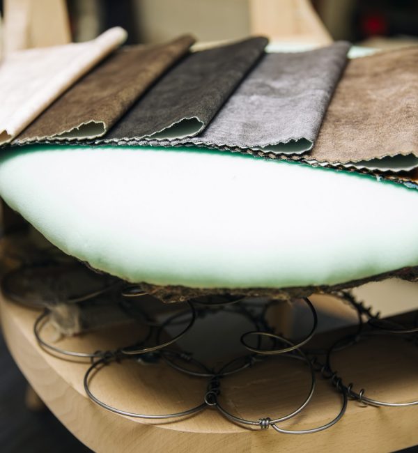 Chaise en cours de réfection dans un atelier de tapissier d'ameublement