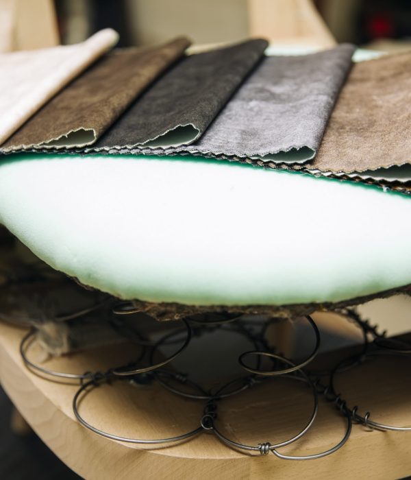 Chaise en cours de réfection dans un atelier de tapissier d'ameublement