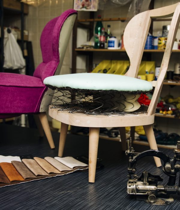 Réparation d'une chaise dans un atelier de tapisserie d'ameublement
