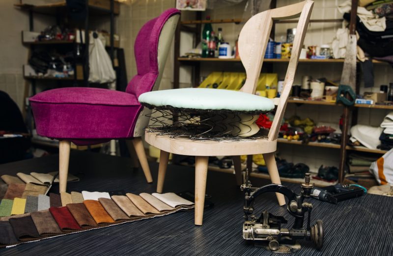 Réparation d'une chaise dans un atelier de tapisserie d'ameublement