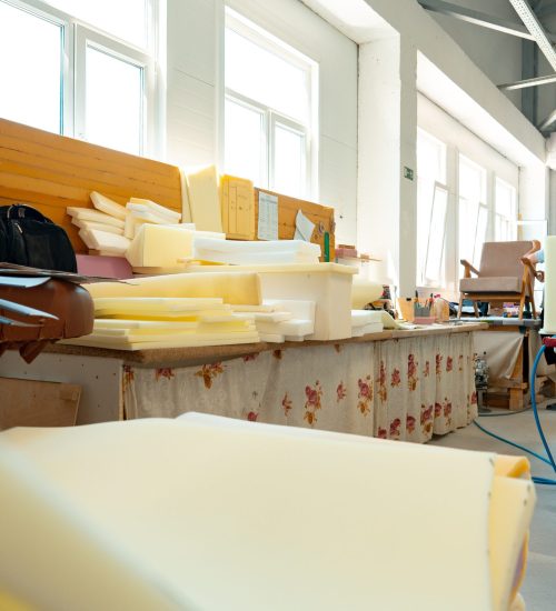 Gros plan sur le rembourrage et la garniture d'un fauteuil en atelier
