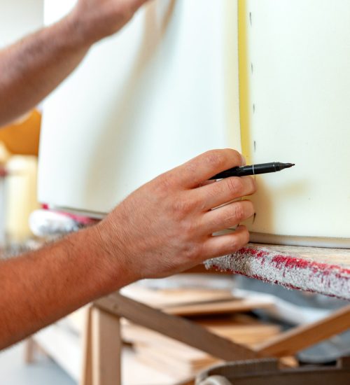 Gros plan sur la tapisserie d'un siège en cours de fabrication
