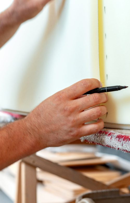 Gros plan sur la tapisserie d'un siège en cours de fabrication