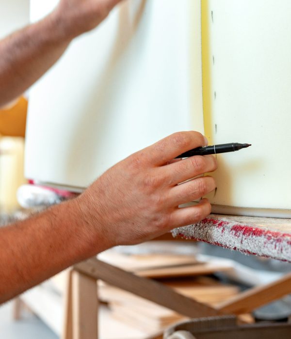 Gros plan sur la tapisserie d'un siège en cours de fabrication