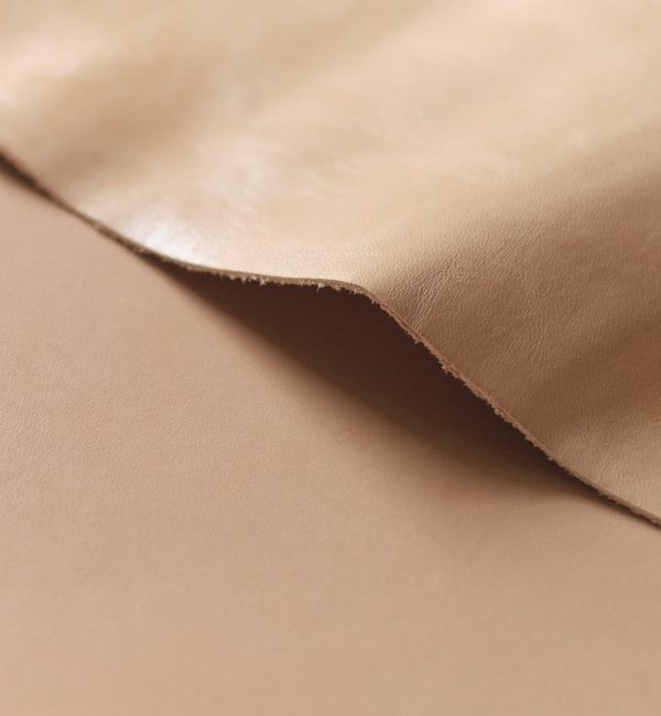 Canapé contemporain en cuir beige exposé dans un salon