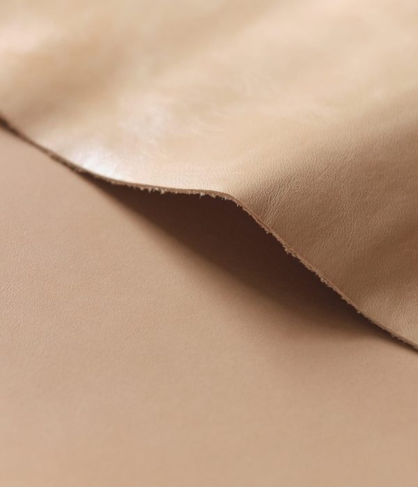 Canapé contemporain en cuir beige exposé dans un salon