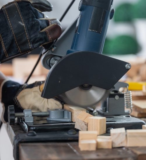 Menuisier travaillant le bois avec ses outils dans un atelier