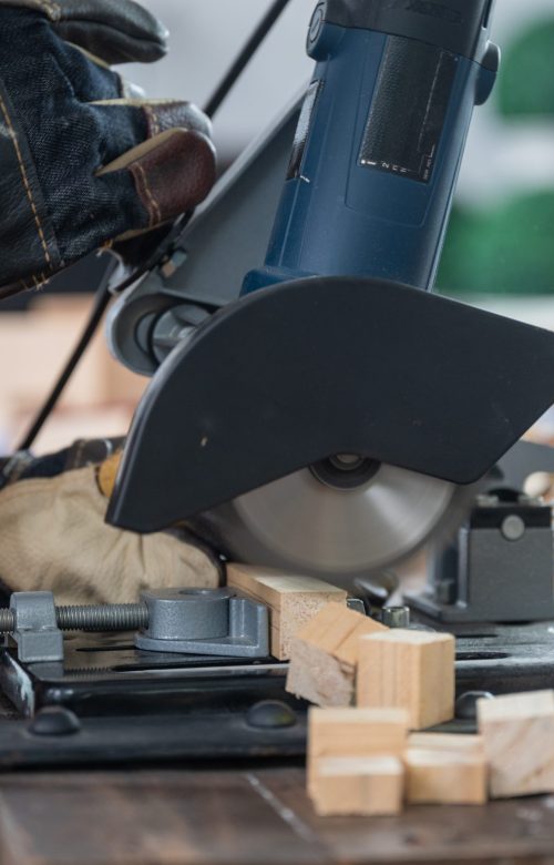 Menuisier travaillant le bois avec ses outils dans un atelier