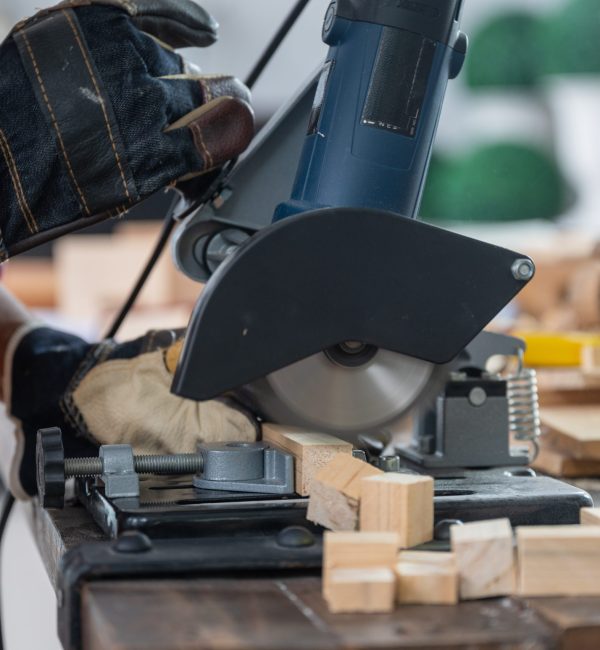 Menuisier travaillant le bois avec ses outils dans un atelier