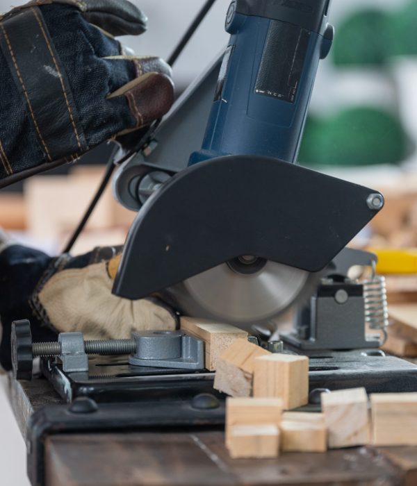 Menuisier travaillant le bois avec ses outils dans un atelier